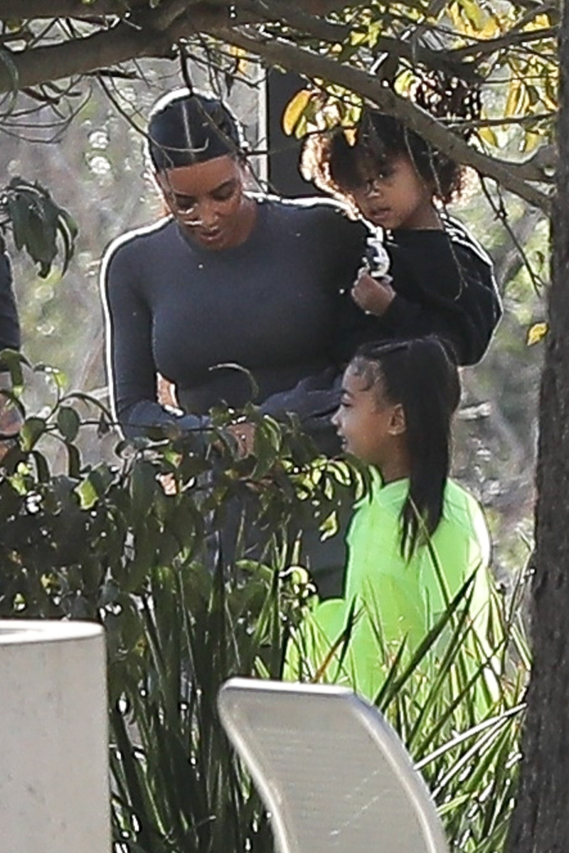 Troskliwa Kim Kardashian na spacerze z dziećmi (ZDJĘCIA)