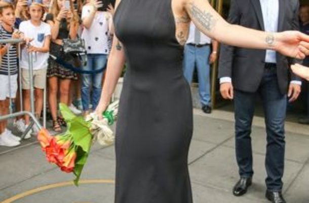 Lady Gaga dwukrotnie postawiła na grobową czerń (FOTO)