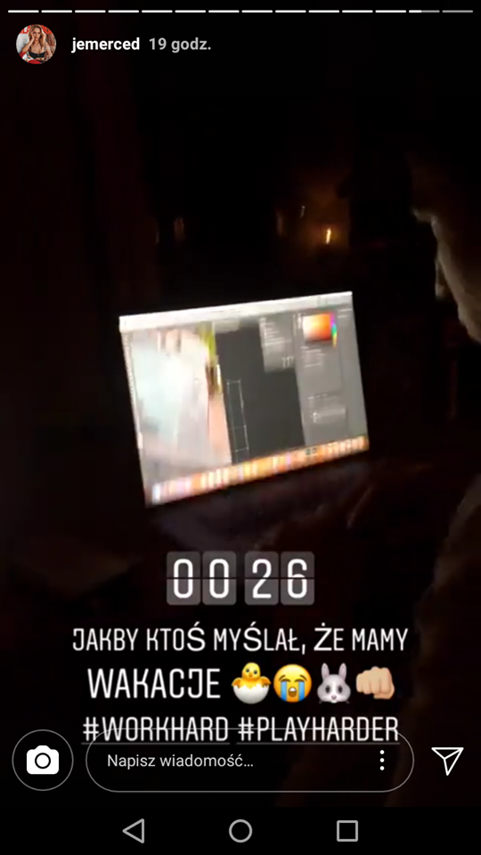 Jess twierdzi, że BARDZO ciężko pracuje! Oby się nie przemęczyła od tego słońca