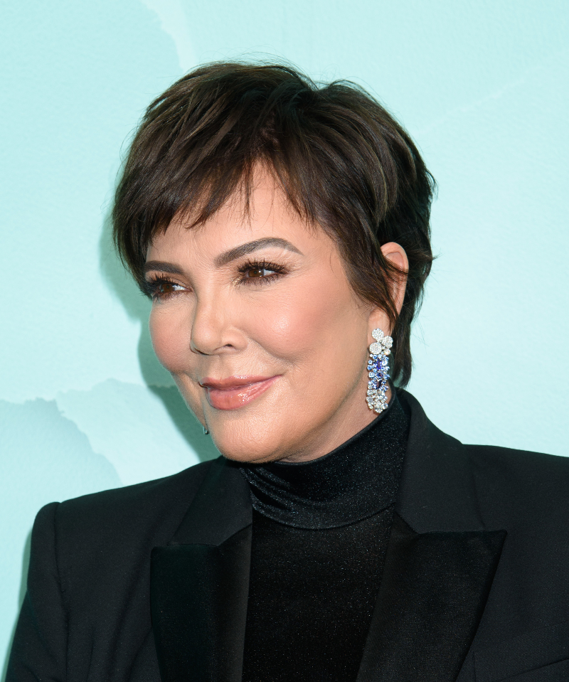 Kris Jenner próbuje się uśmiechnąć na ściance