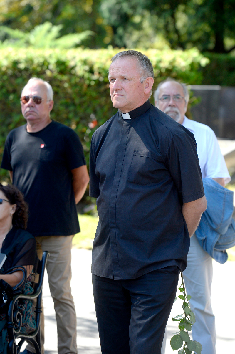 Skandal! Księża POKŁÓCILI się o świecki pogrzeb Kory! Zamilknij KLECHO!