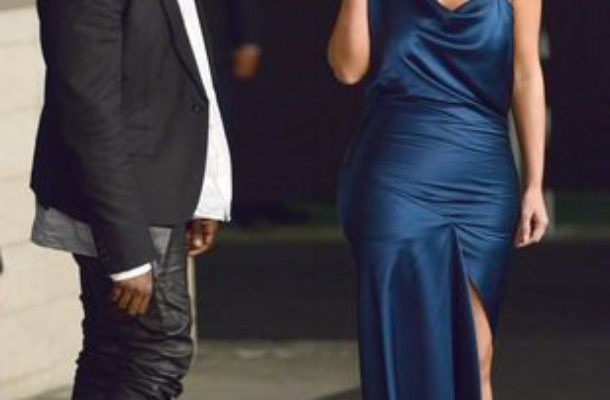 Kim Kardashian pokazuje trik z dekoltem