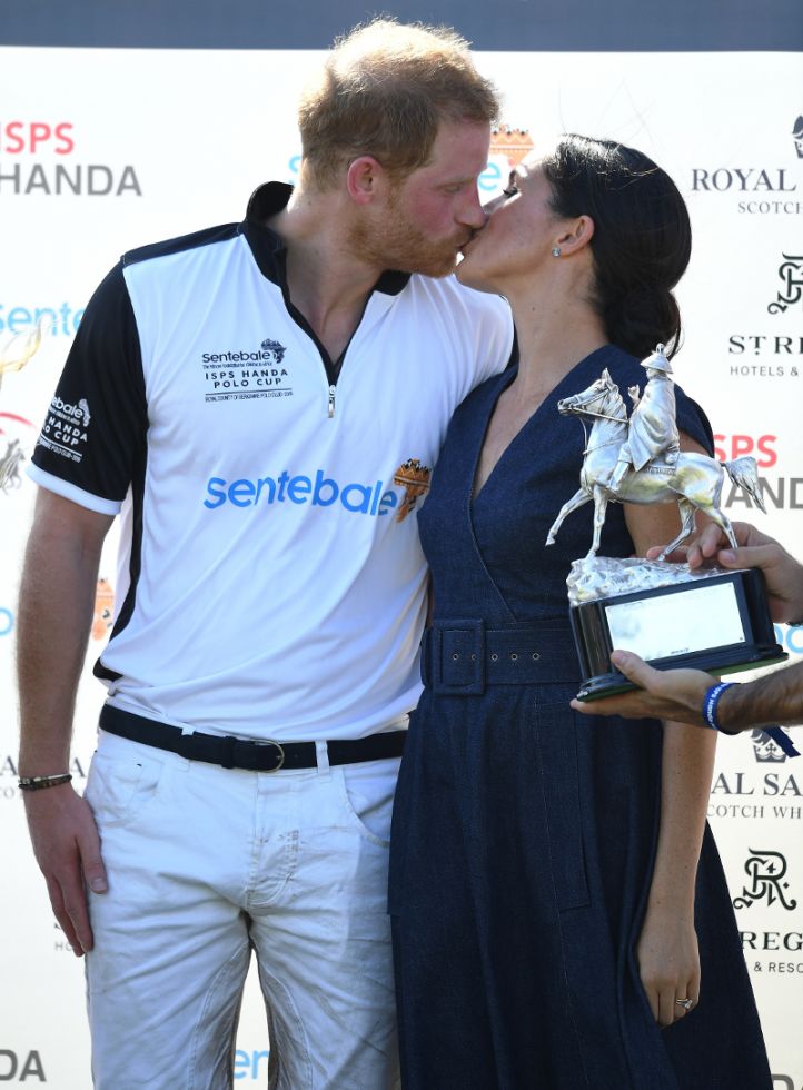 Frywolna Meghan Markle całuje się z Harrym! Zapomniała biustonosza?