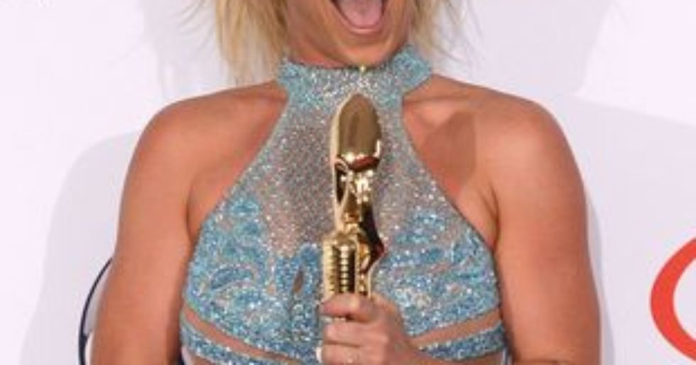 Britney Spears, klatka, bielizna BDSM, nadzy mężczyźni i wszechobecny SEKS Britney Spears, klatka, bielizna BDSM, nadzy mężczyźni i wszechobecny SEKS