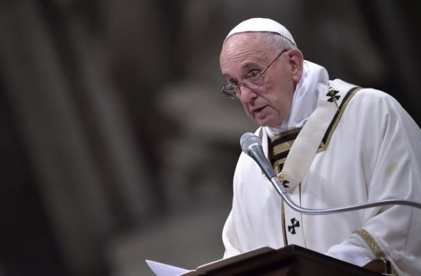 Papież Franciszek UPADŁ w czasie mszy! (VIDEO)