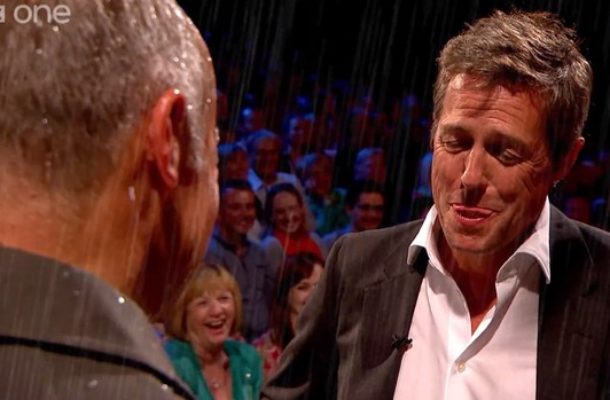 Hugh Grant już nie może… ze śmiechu (FOTO)