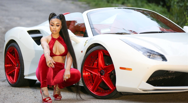 Ciężarna Blac Chyna świeci SUTKIEM i kuca przy aucie