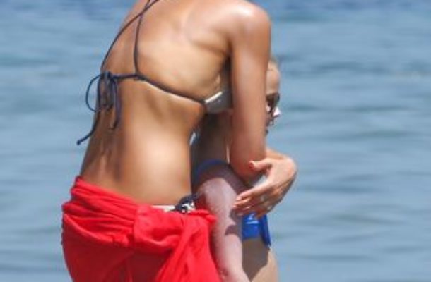 Jessica Alba przyłapana w bikini (FOTO)