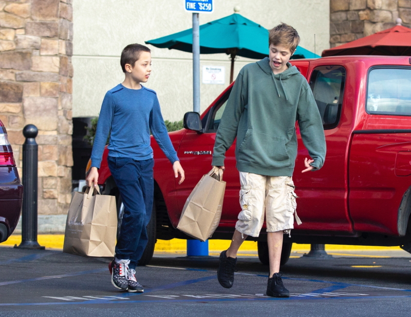 12-letnia Shiloh Jolie-Pitt taszczy zakupy z bratem (ZDJĘCIA)