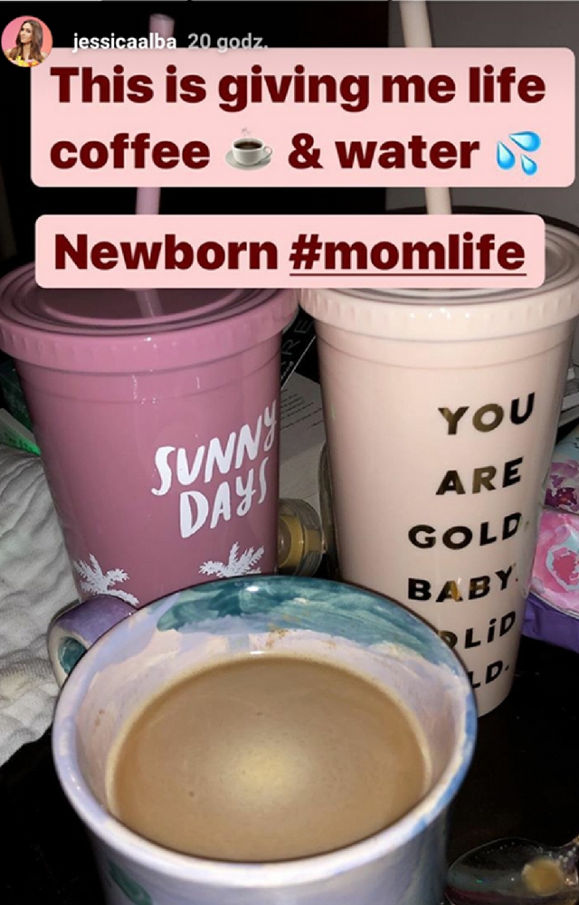 Jessica Alba pokazuje jak karmi piersią kilkutygodniowego synka! 