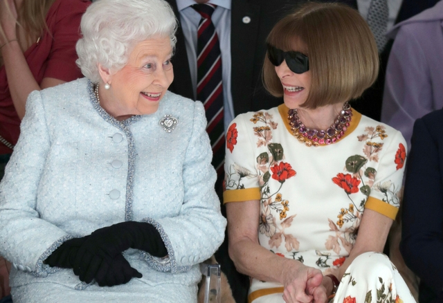 Królowa Elżbieta z psiapsułą na ploteczkach - London Fashion Week