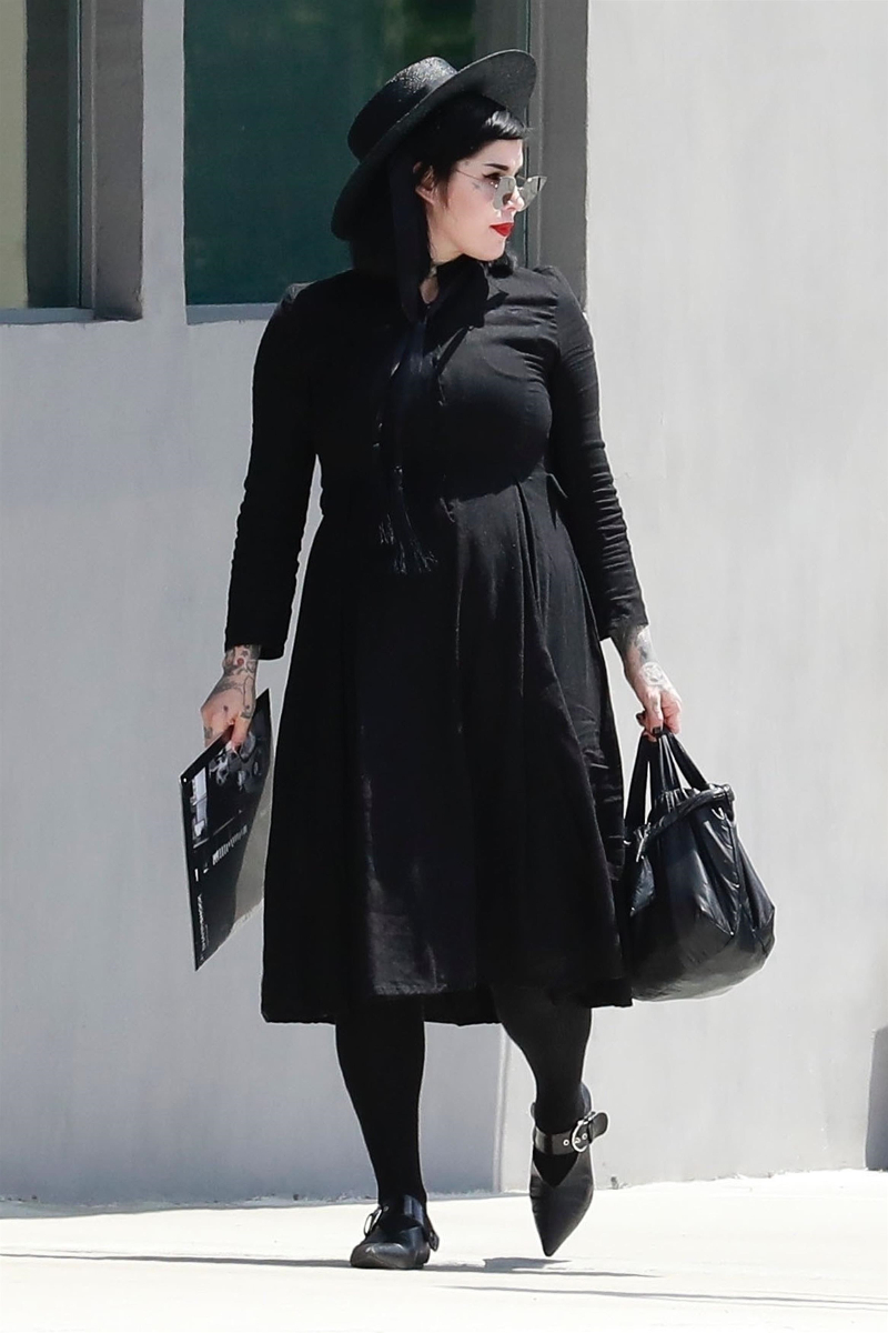 Czarna i CIĘŻARNA Kat Von D na spacerze! Tym razem przesadziła? Czarna i CIĘŻARNA Kat Von D na spacerze! Tym razem przesadziła?