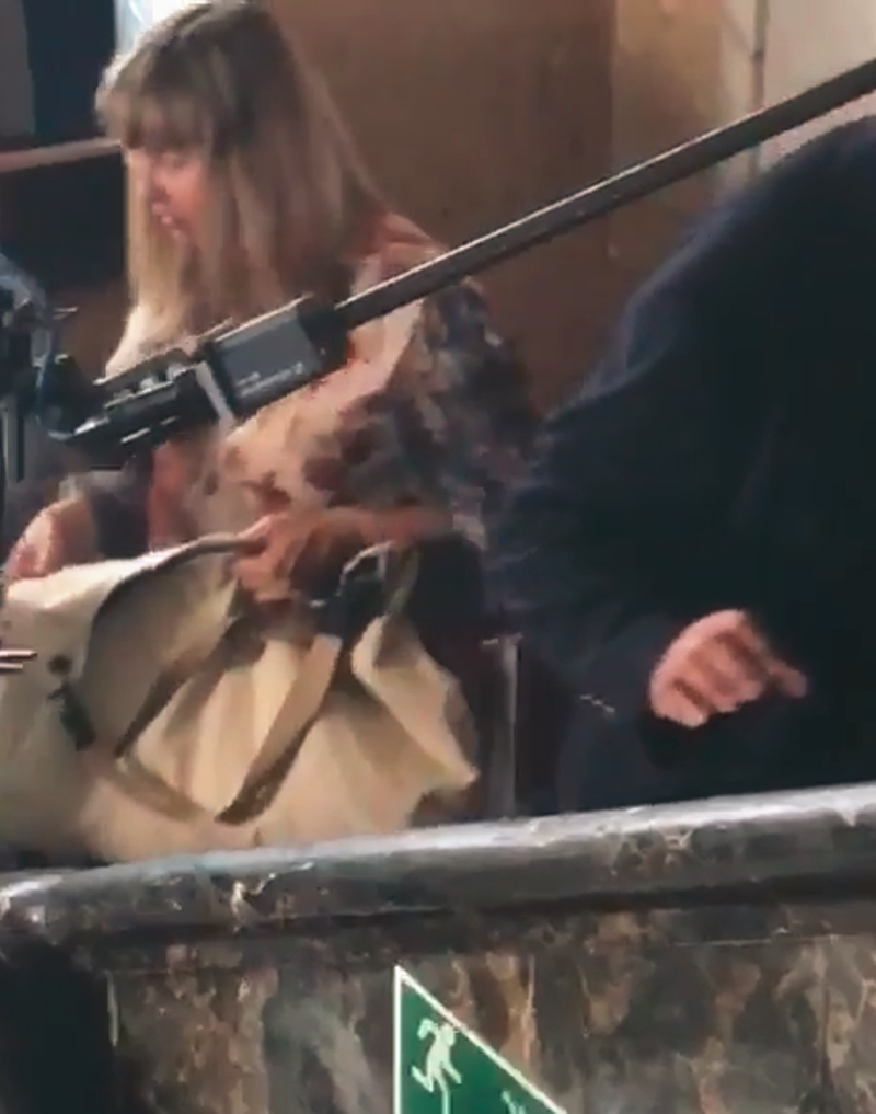 Zmęczona i DORODNA Socha odpoczywa na krześle w pracy Zmęczona i DORODNA Socha odpoczywa na krześle w pracy