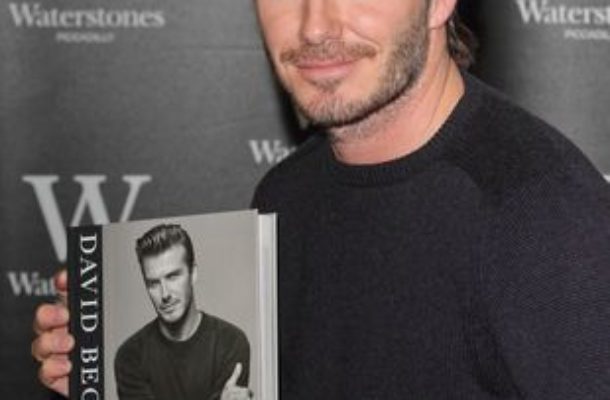 David Beckham robi słodkie minki i rozdaje autografy (FOTO)