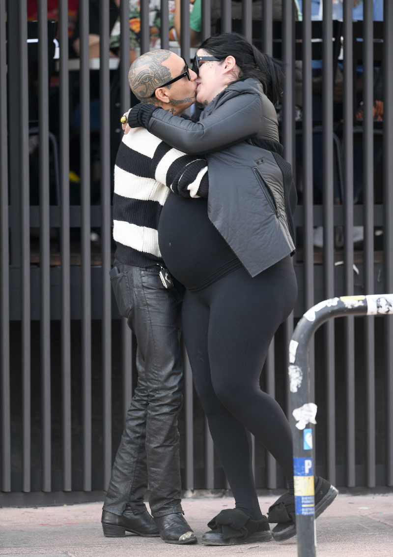 Ciężarna Kat von D całuje się z mężem. Jej brzuch jest OGROMNY!