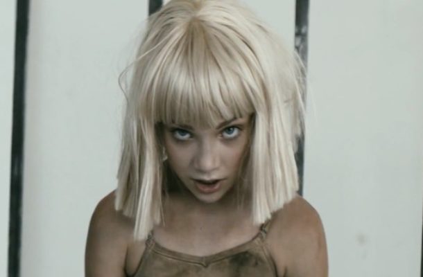 12-letnia Maddie Ziegler z teledysku Sii tańczy w klatce