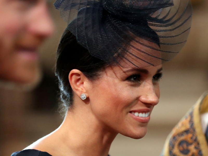 Meghan Markle w ciemnej kreacji od Diora na obchodach RAF