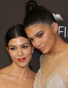 Lalka? Manekin? Z kim Kourtney przyszła na after party? Lalka? Manekin? Z kim Kourtney przyszła na after party?