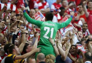 Wzruszające powitanie Łukasza Fabiańskiego po Euro 2016 (VIDEO) Wzruszające powitanie Łukasza Fabiańskiego po Euro 2016 (VIDEO)