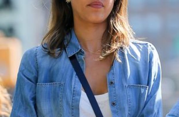 Jessica Alba na spacerze niczym na wybiegu (FOTO)