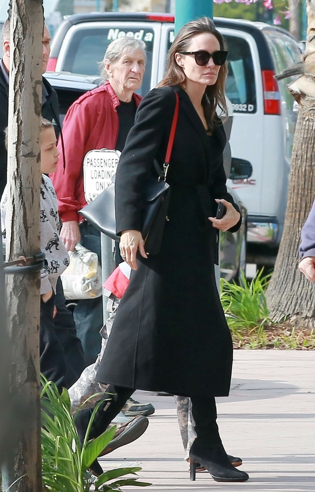 Bardzo chuda Angelina wychodzi z dziećmi po seansie Tomb Raider! 