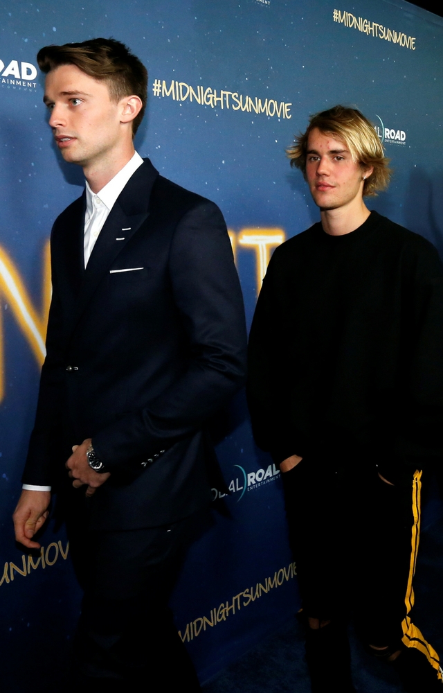 Smutny Justin na premierze filmu W blasku nocy