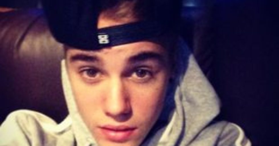 Bieber chwali się biustonoszem rzuconym na scenę (FOTO) Bieber chwali się biustonoszem rzuconym na scenę (FOTO)