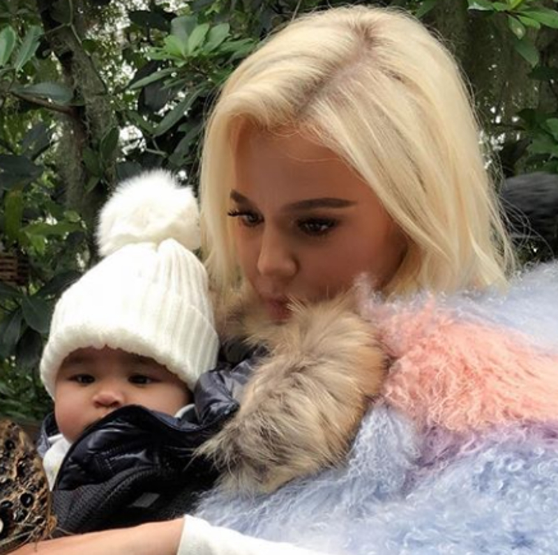 Co ona zrobiła? Twarz Khloe wygląda jak MASKA Co ona zrobiła? Twarz Khloe wygląda jak MASKA