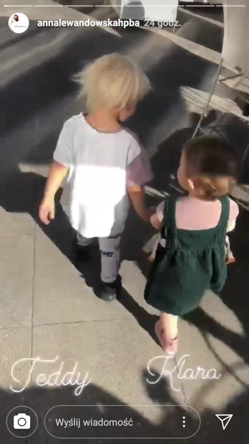 Klara Lewandowska spaceruje za rękę ze swoim 