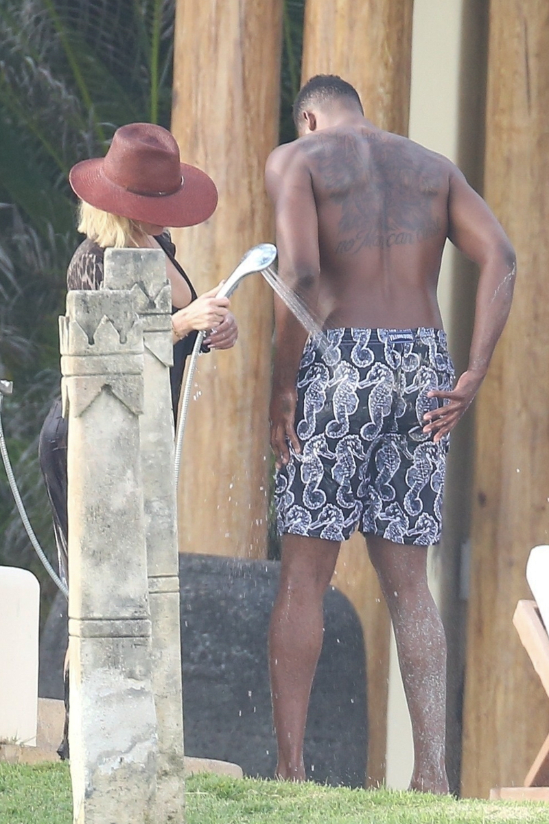 Skupiona Khloe myje pupę Tristanowi