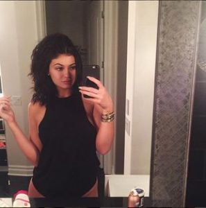 Kylie Jenner podziurawiła ucho jak tablicę korkową (Insta) Kylie Jenner podziurawiła ucho jak tablicę korkową (Insta)