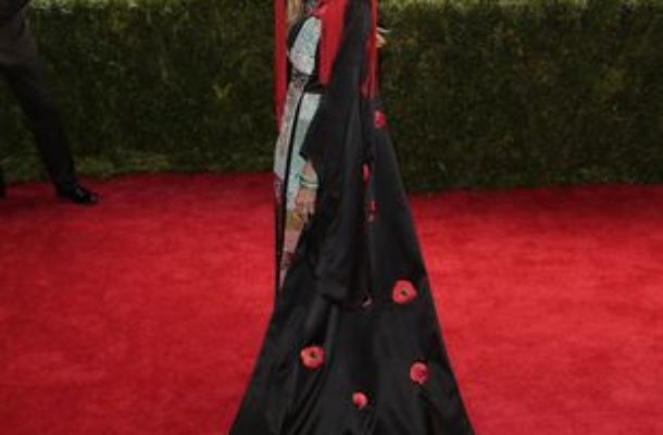 Sarah Jessica Parker w (prze)ubraniu na gali MET (FOTO)