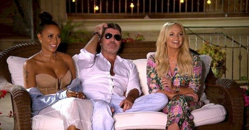 Czy Simon Cowell… pokazał penisa i ośmieszył uczestniczkę?! (VIDEO) Czy Simon Cowell… pokazał penisa i ośmieszył uczestniczkę?! (VIDEO)
