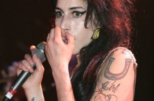 Amy Winehouse na czworakach żebrze o wódkę
