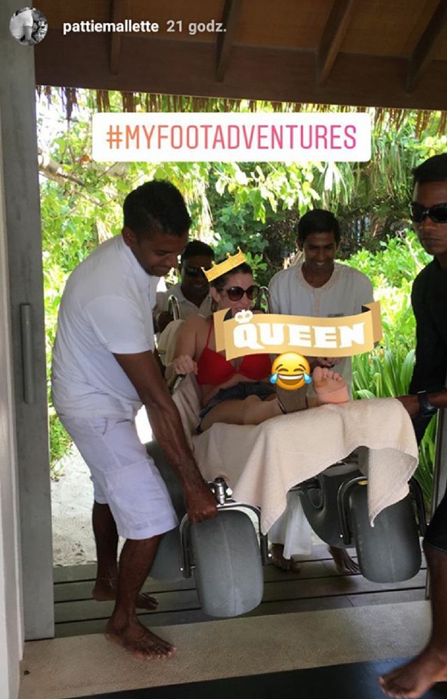 Justin Bieber masuje stopy swojej mamie. Zrobił jej tym krzywdę! 