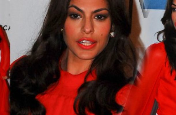 Gorąca Eva Mendes w czerwieni (FOTO)