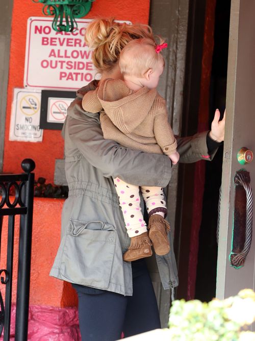 Poznajecie czyją córką jest ta urocza istotka? (FOTO)