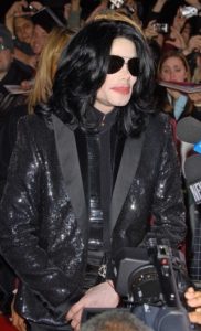 Michael Jackson w momencie śmierci leżał z lalką