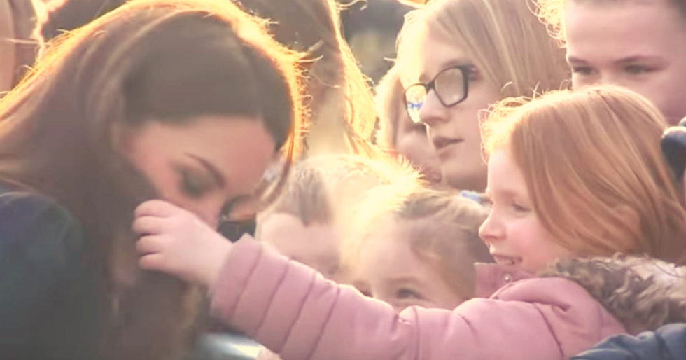 Bezcenna reakcja Kate! Obca dziewczynka zaczęła dotykać jej włosów (VIDEO) Bezcenna reakcja Kate! Obca dziewczynka zaczęła dotykać jej włosów (VIDEO)