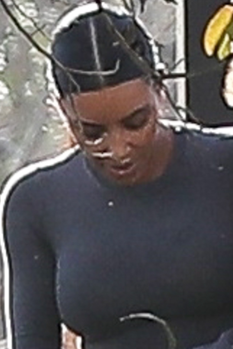 Troskliwa Kim Kardashian na spacerze z dziećmi (ZDJĘCIA)