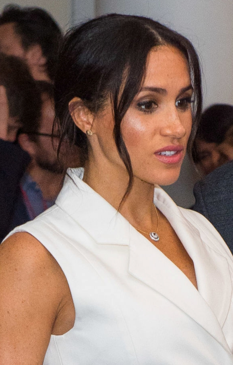 Meghan Markle w białej, obcisłej kreacji! Dokładnie widać jej ciążowe krągłości