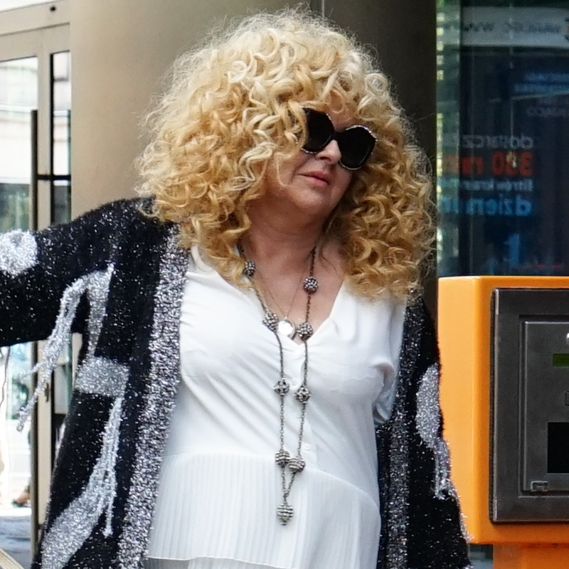 Zmęczona Gessler z psami całuje syna pod studiem DD TVN