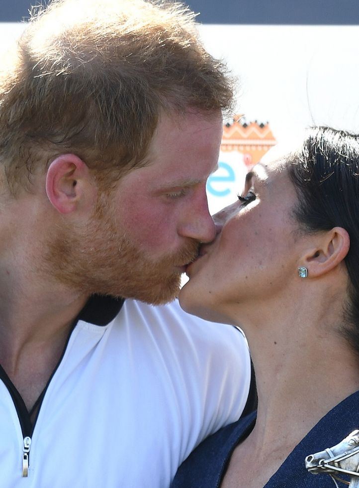 Frywolna Meghan Markle całuje się z Harrym! Zapomniała biustonosza?