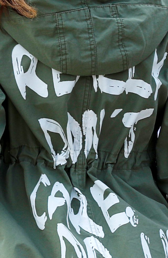 SKANDALICZNY napis na kurtce Melanii Trump! Donald już zdążył się wytłumaczyć!