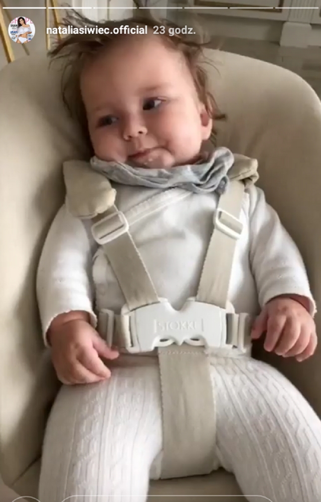 Siwiec bawi się w Lewą i karmi Mię zdrową ŻÓŁTA PAPKĄ! Reakcja córki - bezcenna