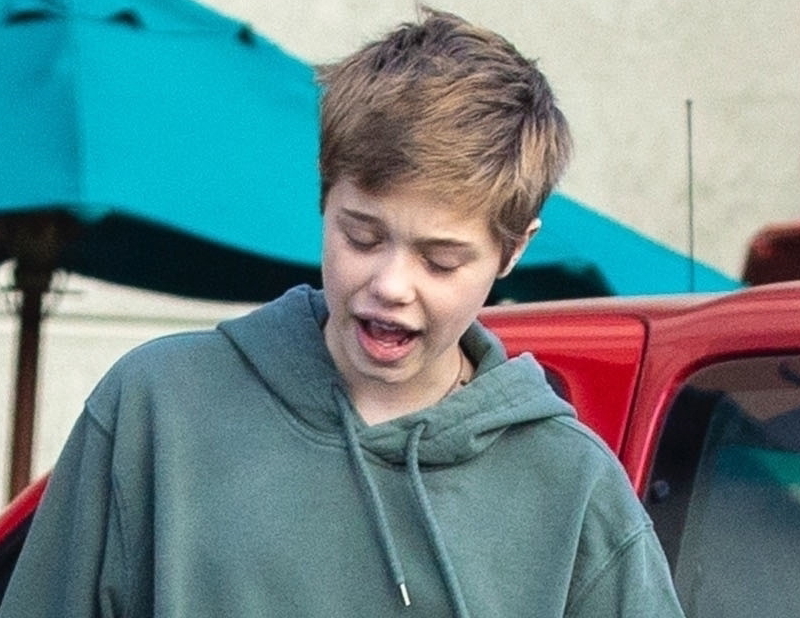 12-letnia Shiloh Jolie-Pitt taszczy zakupy z bratem (ZDJĘCIA)