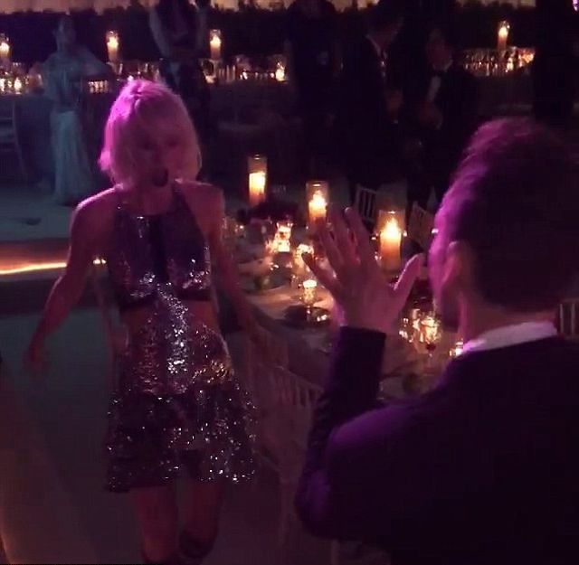 Taylor Swift wyrwała na parkiet... Toma Hiddlestona! (VIDEO)