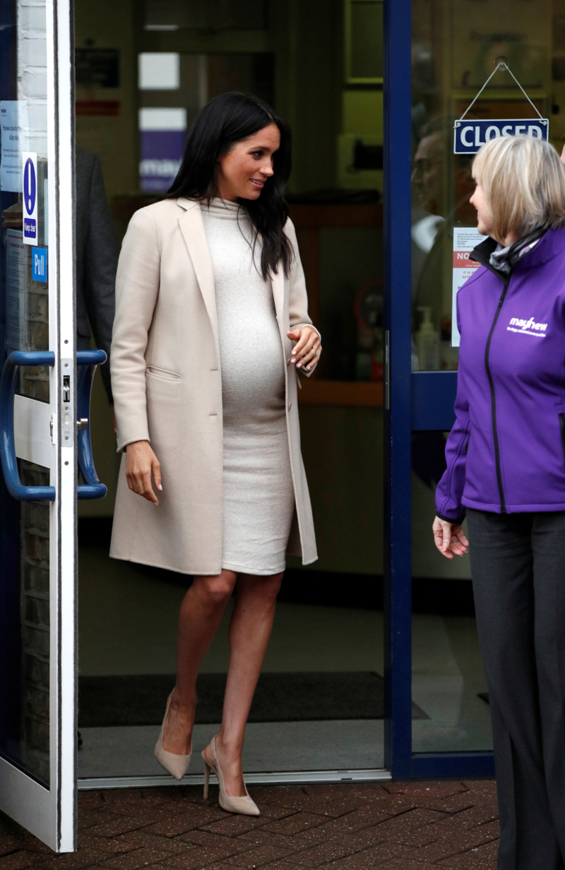 Meghan Markle w sukience z sieciówki. Kosztuje GROSZE Meghan Markle w sukience z sieciówki. Kosztuje GROSZE