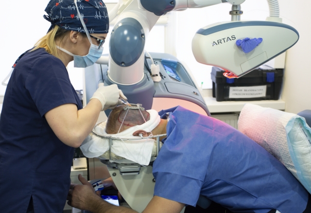 Znana gwiazda OPEROWANA za pomocą ROBOTA! 