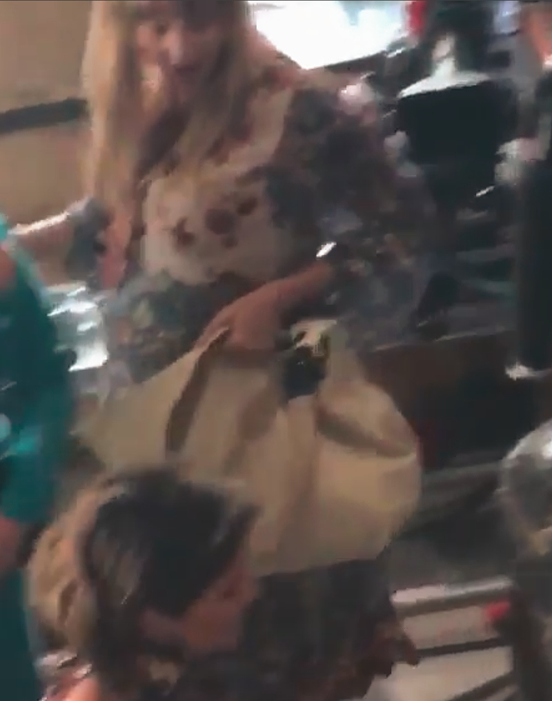 Zmęczona i DORODNA Socha odpoczywa na krześle w pracy Zmęczona i DORODNA Socha odpoczywa na krześle w pracy